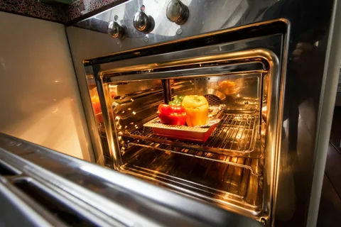 Forno elétrico aceso com alimentos